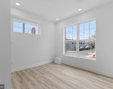 809 Diamond Street - Photo Thumbnail 4