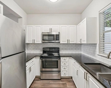 405 Phillip Boulevard - Photo Thumbnail 3