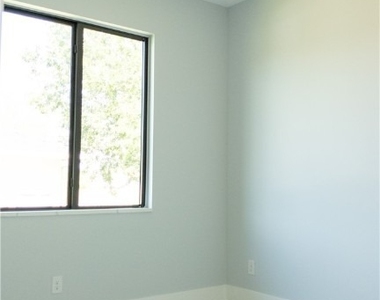 2404/2406 Crawford Avenue N - Photo Thumbnail 8