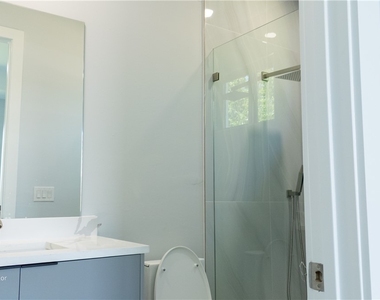2404/2406 Crawford Avenue N - Photo Thumbnail 6