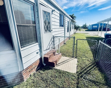 2399 Coconut Palm Drive Ne - Photo Thumbnail 14