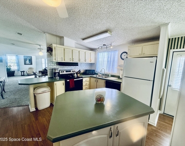 2399 Coconut Palm Drive Ne - Photo Thumbnail 9