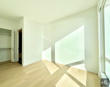West 38th Street - Photo Thumbnail 3