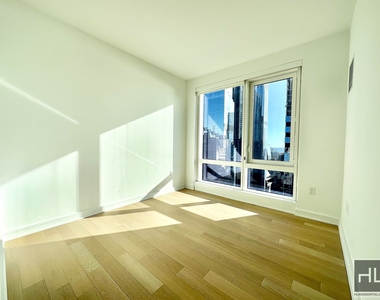 West 38th Street - Photo Thumbnail 1