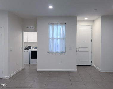 1568 E Thompson Boulevard - Photo Thumbnail 8