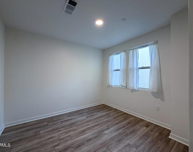 1568 E Thompson Boulevard - Photo Thumbnail 22