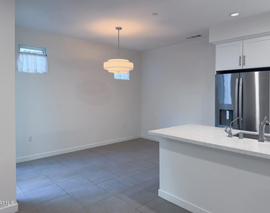 1568 E Thompson Boulevard - Photo Thumbnail 9