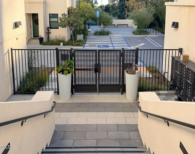 1568 E Thompson Boulevard - Photo Thumbnail 39