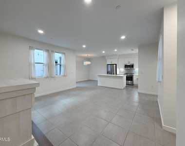 1568 E Thompson Boulevard - Photo Thumbnail 2