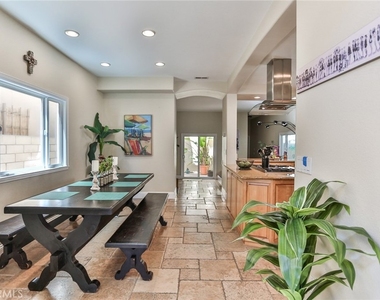 215 6th Street - Photo Thumbnail 2