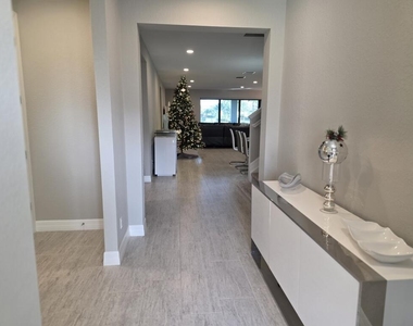 527 Se Vallarta Drive - Photo Thumbnail 3