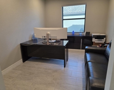 527 Se Vallarta Drive - Photo Thumbnail 17