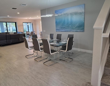 527 Se Vallarta Drive - Photo Thumbnail 5