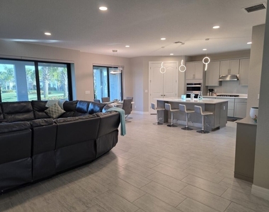 527 Se Vallarta Drive - Photo Thumbnail 34