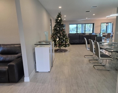 527 Se Vallarta Drive - Photo Thumbnail 4