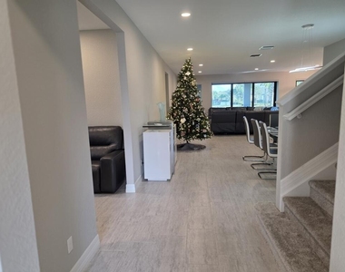 527 Se Vallarta Drive - Photo Thumbnail 19