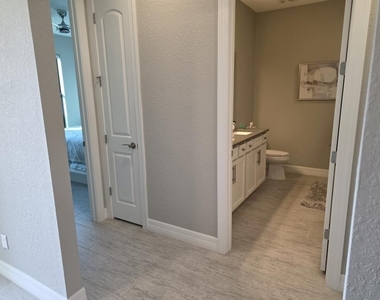 527 Se Vallarta Drive - Photo Thumbnail 31