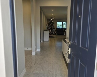 527 Se Vallarta Drive - Photo Thumbnail 2