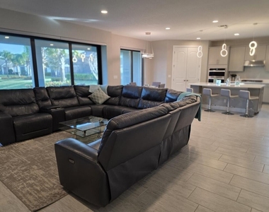 527 Se Vallarta Drive - Photo Thumbnail 7