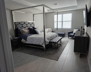 527 Se Vallarta Drive - Photo Thumbnail 8