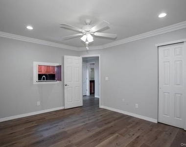 465 Lake Pointe Court - Photo Thumbnail 4