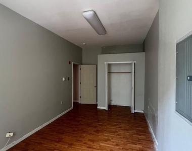 1115 Walnut Street - Photo Thumbnail 4