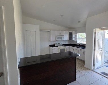 1248 Columbus Boulevard - Photo Thumbnail 4