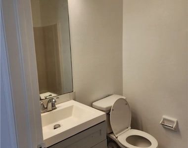 1248 Columbus Boulevard - Photo Thumbnail 4