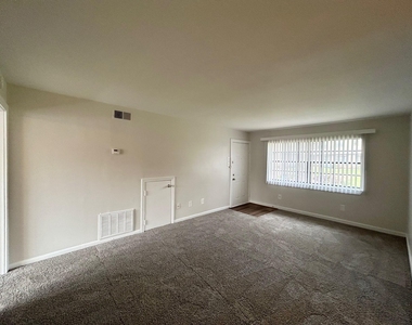 3629 N Macgregor Way - Photo Thumbnail 2