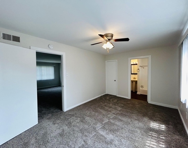 3629 N Macgregor Way - Photo Thumbnail 9