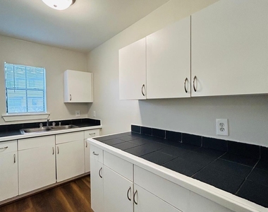 3629 N Macgregor Way - Photo Thumbnail 8