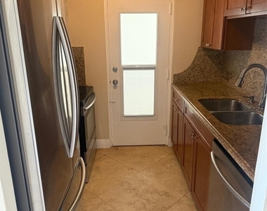 2555 Ne 11th Street - Photo Thumbnail 5