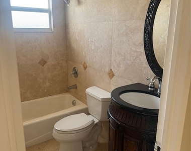 2555 Ne 11th Street - Photo Thumbnail 6