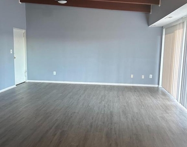 7609 Fontainebleau Drive - Photo Thumbnail 4