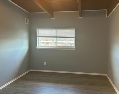 7609 Fontainebleau Drive - Photo Thumbnail 8