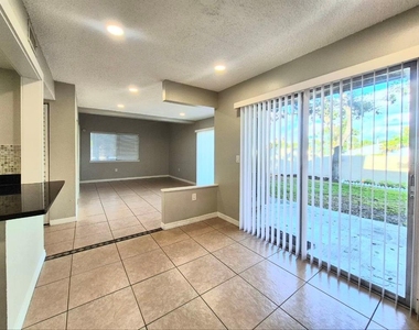 6345 Newtown Circle - Photo Thumbnail 7