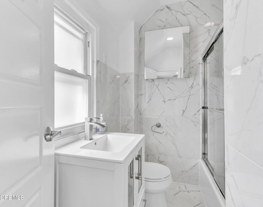 323 Roosevelt Avenue - Photo Thumbnail 11