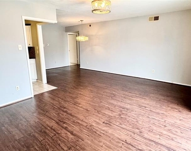 4014 Ridglea Country Club Drive - Photo Thumbnail 3