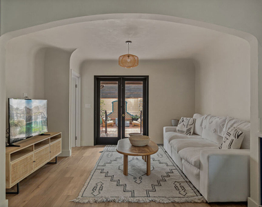 8822 Rosewood Avenue - Photo Thumbnail 12