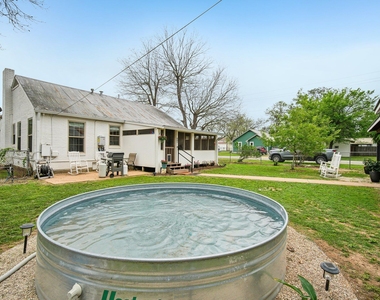 801 1/2 Bishop St - Photo Thumbnail 4