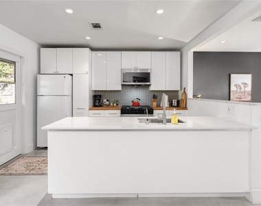 4620 Englewood Dr - Photo Thumbnail 4
