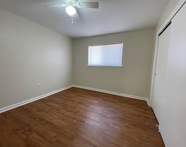 130 Oyster Creek Drive - Photo Thumbnail 6