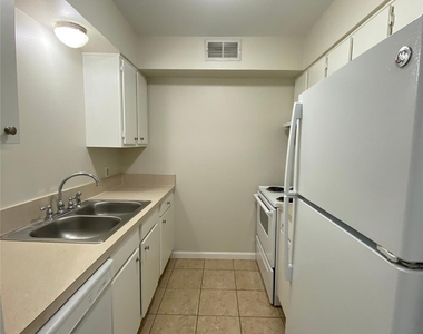 130 Oyster Creek Drive - Photo Thumbnail 3