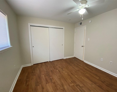 130 Oyster Creek Drive - Photo Thumbnail 7