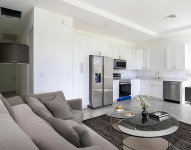 260 Rotonda Boulevard - Photo Thumbnail 1
