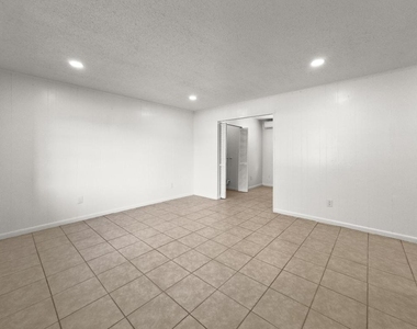 403 Ne 26th Court - Photo Thumbnail 7