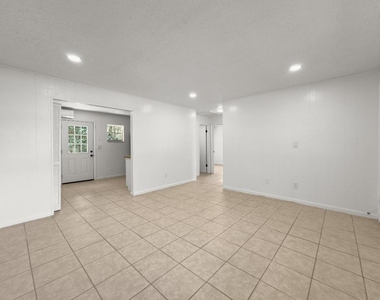403 Ne 26th Court - Photo Thumbnail 3