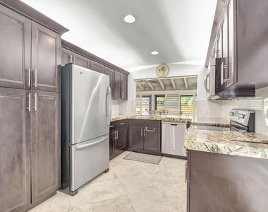 804 Foxpointe Circle - Photo Thumbnail 15