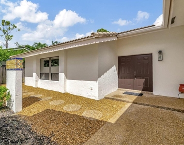 804 Foxpointe Circle - Photo Thumbnail 4