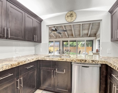 804 Foxpointe Circle - Photo Thumbnail 18